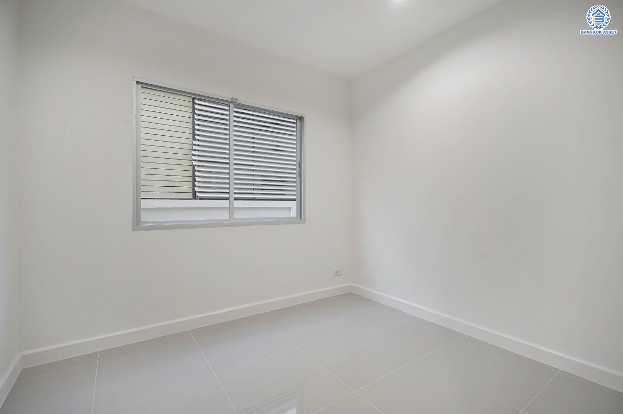 บ้านมือสองตกแต่งใหม่ โครงการ ไลฟ์ บางกอก บูเลอวาร์ด พระราม5 ตกแต่งหรูหรา เนื้อที่ 52.3 ตร.ว. ฟังก์ชัน 3 ห้องนอน 3 ห้องน้ำ 1 ห้องอเนกประสงค์ จอดรถได้ 2 คัน บนทำเลเชื่อมต่อเมือง ใกล้รถไฟฟ้าสายสีม่วง "สถานีแยกติวานนท์" จุดขึ้นทางด่วน "ศรีรัช" และรายล้อมด้วยสิ่งอำนวยความสะดวกครบ